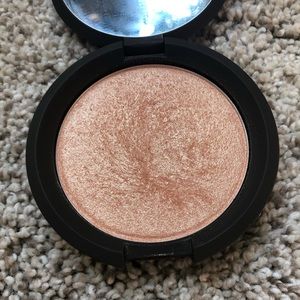 LIKE NEW! Becca Champagne Pop highlighter